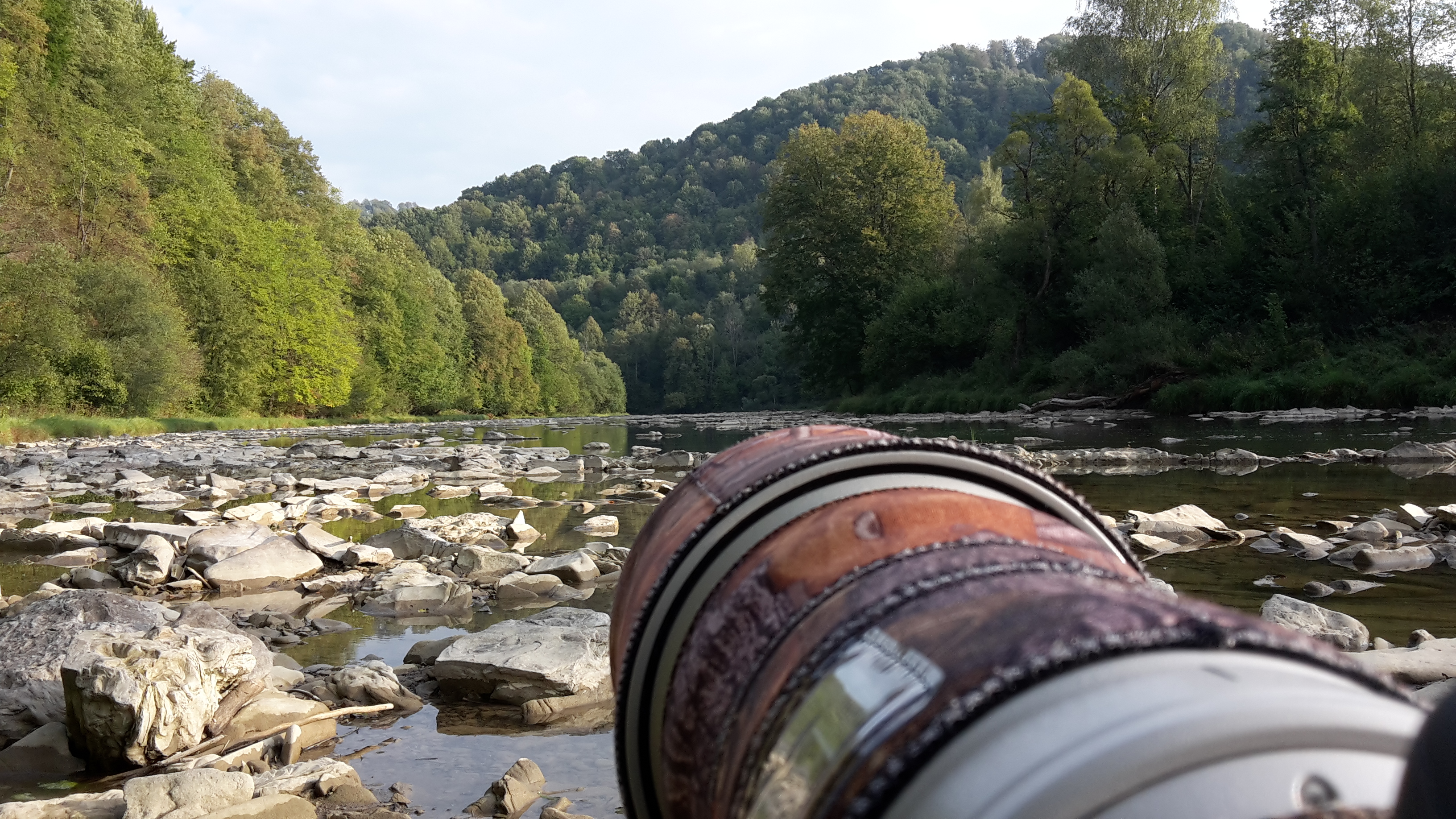 Portrét daniela s lopatami v lese.